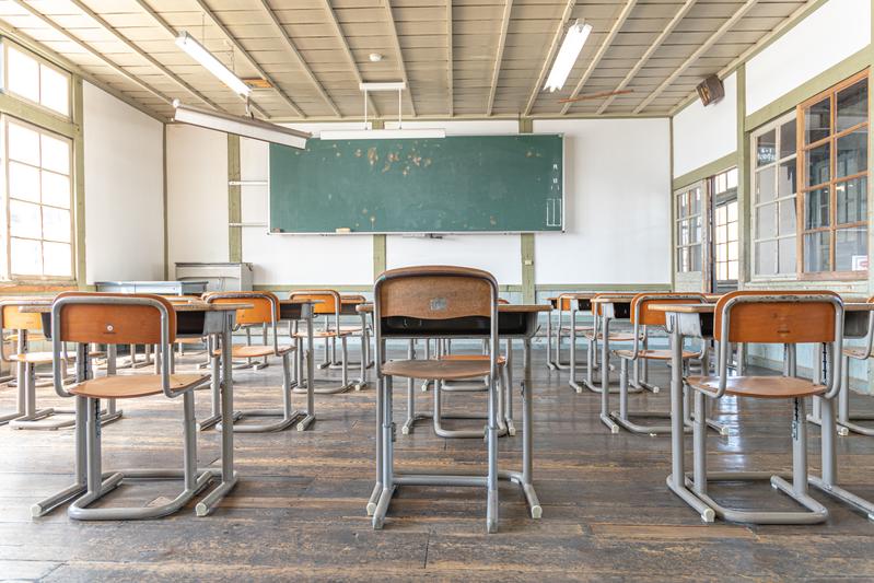 アイレベル 60 cm ぐらい。<br/>出典:https://www.pakutaso.com/20230625163post-47339.html<br/>著作者:すしぱく