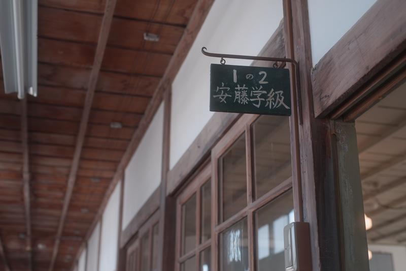 アイレベルおよそ 170 cm。アオリ構図で画面内にアイレベルがない<br/>出典:https://www.pakutaso.com/20230604159post-47379.html<br/>著作者:タケル