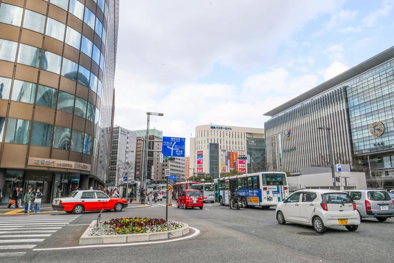 アイレベル 160 cm ぐらい。ビルの縦線が上に収束することからアオリ構図なのがわかり、頭の位置が並んでいるのでそこがアイレベルとわかる<br/>出典:https://www.pakutaso.com/20250425111post-54208.html<br/>著作者:まさかのさむかわ