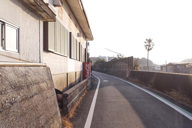 アイレベルおよそ 160 cm。自販機の高さから推定<br/>出典:https://www.pakutaso.com/20250647181post-54556.html<br/>著作者:hokori/yu_dai